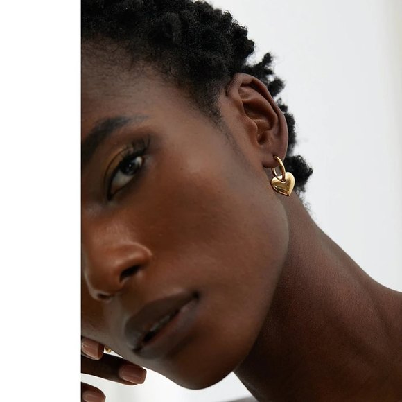 NEW 18K Gold Plated Heart Hoop Earrings - Picture 2 of 7